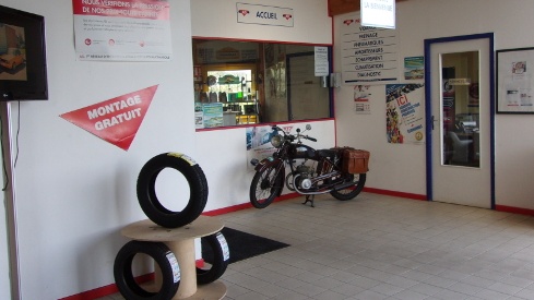 Photo 2 - AD Garage DE ST COULOMB