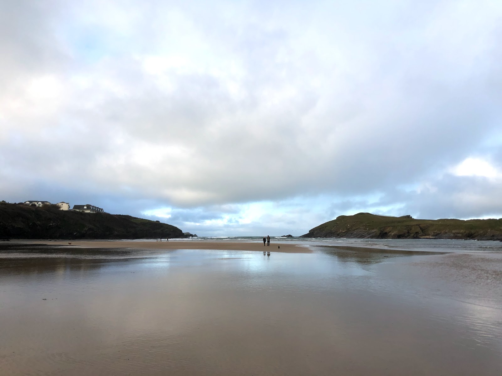 Foto de Praia de Porth com água cristalina superfície