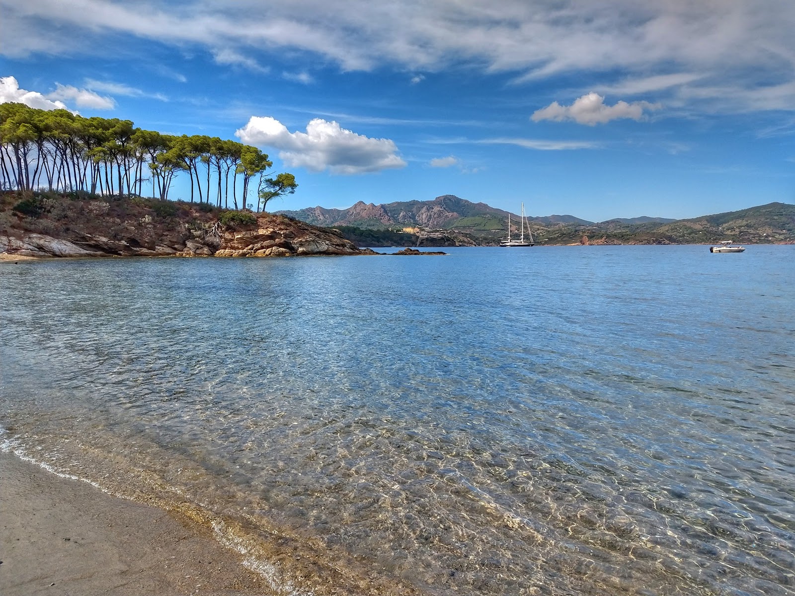 Foto van Istia beach met beige schelpenzand oppervlakte