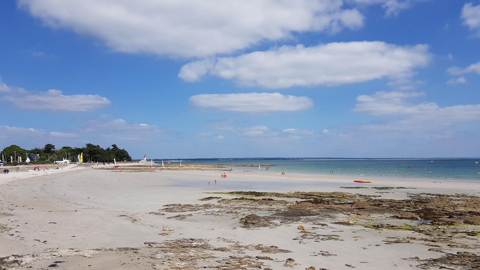 Foto di Plage de Langoz con una superficie del sabbia beige