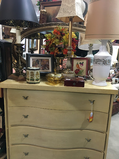 Antique Store «Carriage House Antique Market and Cafe», reviews and photos, 195 Carriage House Dr, Jackson, TN 38305, USA