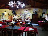 Atmosphère du Restaurant Auberge Jolibois à Saint-Méard-de-Gurçon - n°6