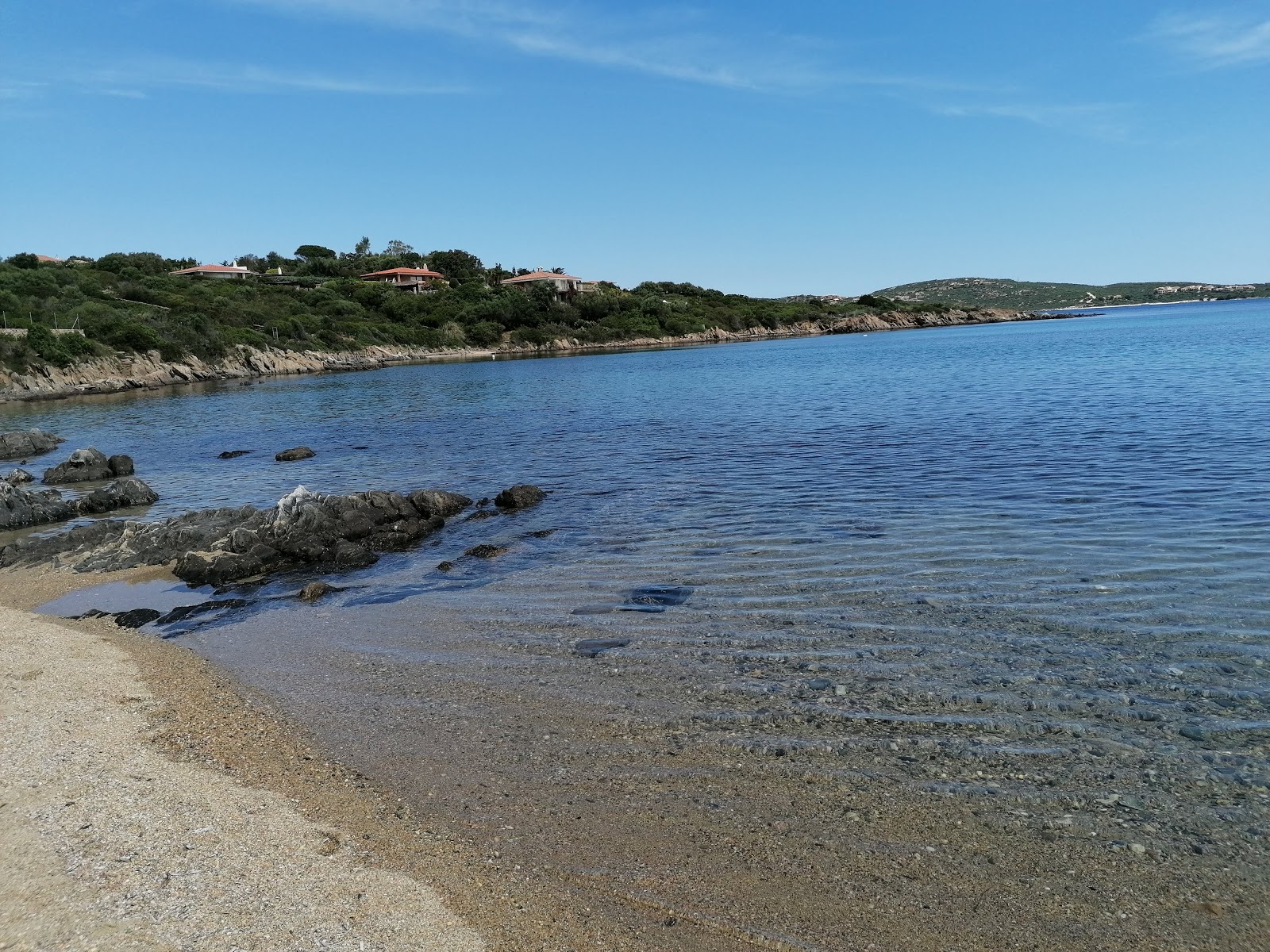 Fotografie cu Spiaggia Gea cu o suprafață de apă pură albastră