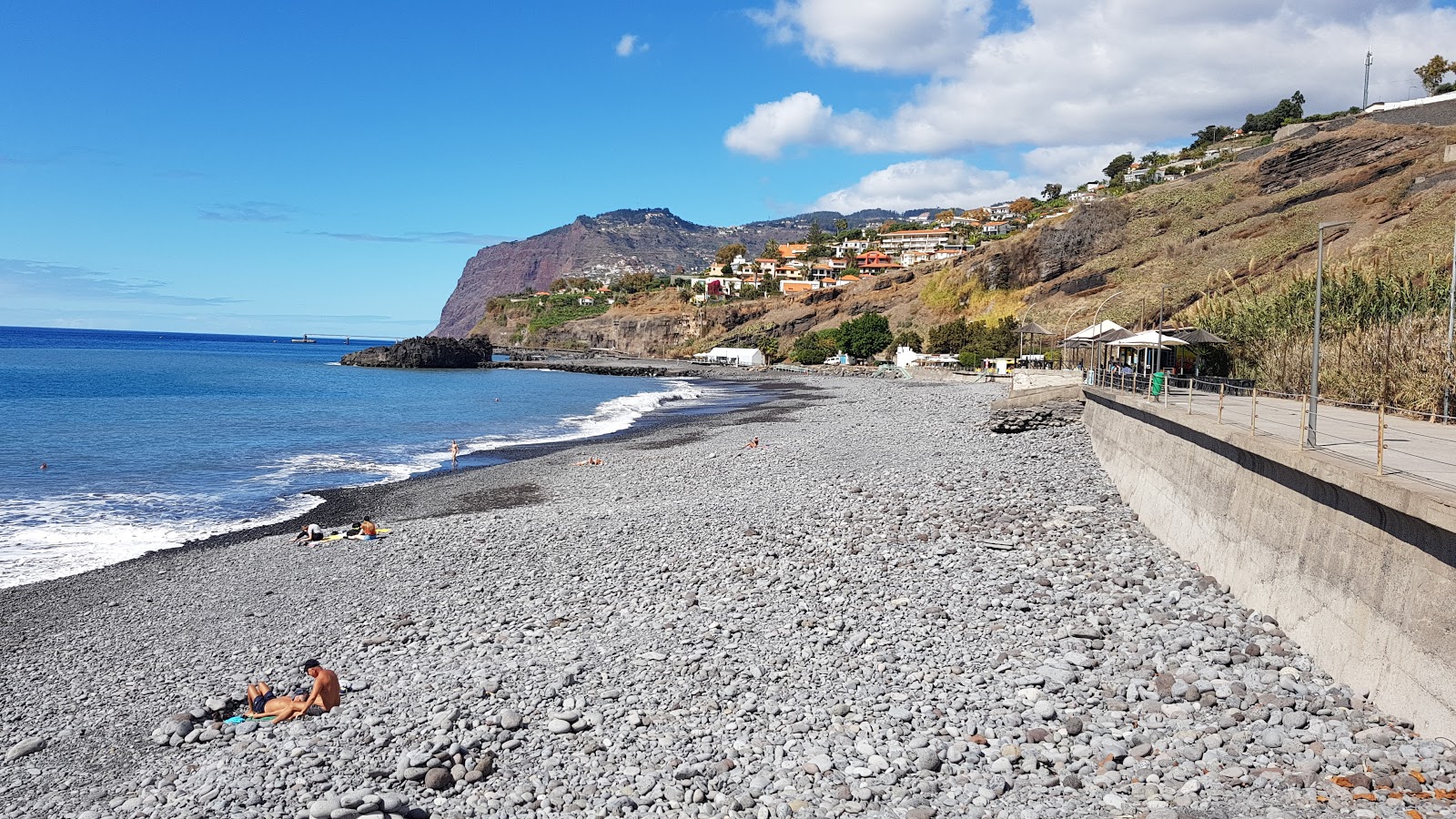 Foto de Praia de Formosa com pedras cinzentas superfície