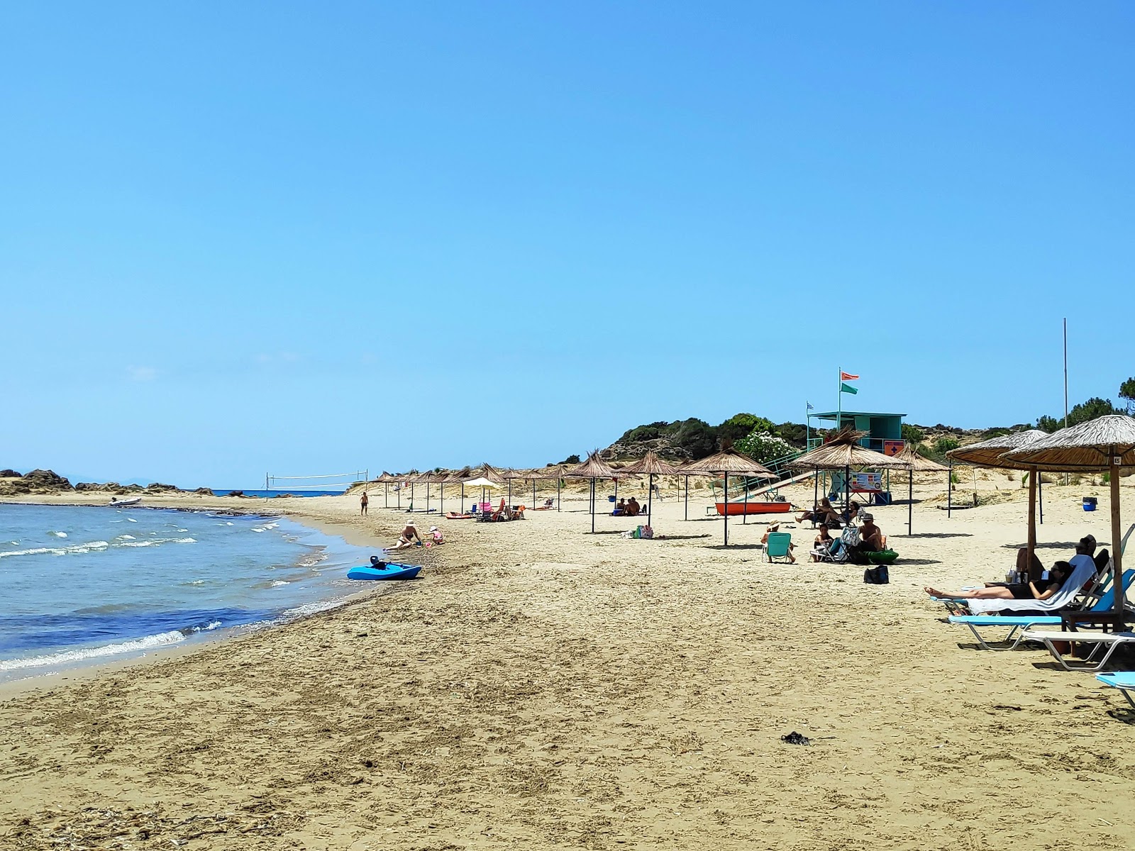 Photo de Paralia Arkoudi avec plusieurs baies spacieuses