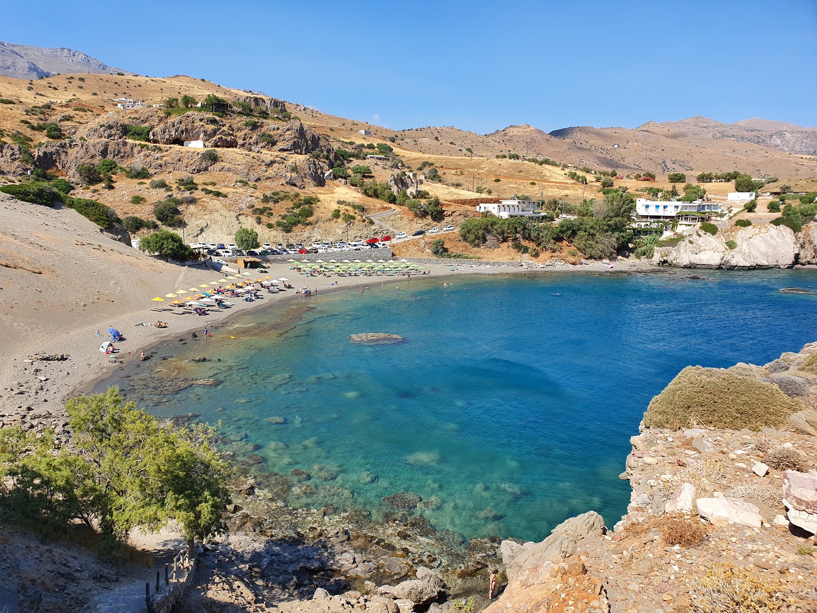 Valokuva Agios Pavlos beachista. pinnalla harmaa kivi:n kanssa