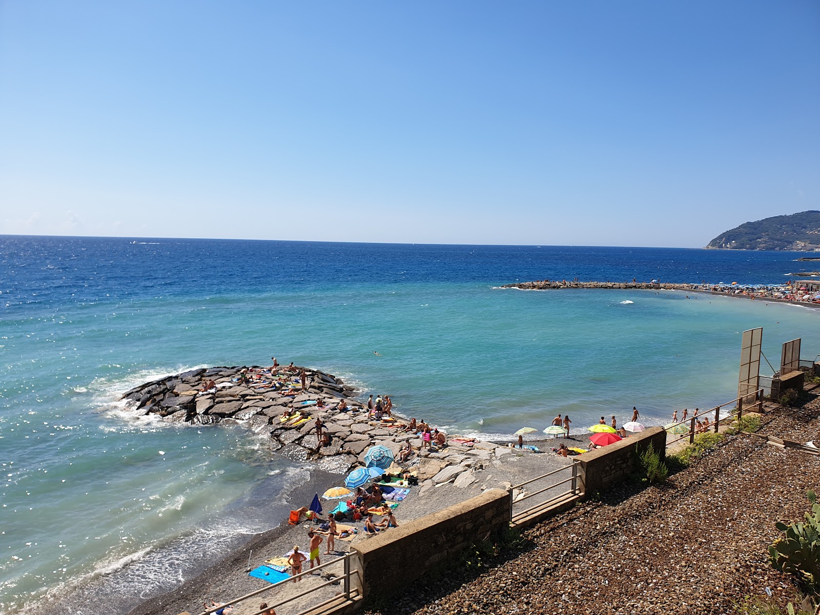 Foto av Spiaggia Cervo med blått vatten yta