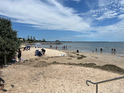 Foto di Pandanus Spiaggia con una costa dritta