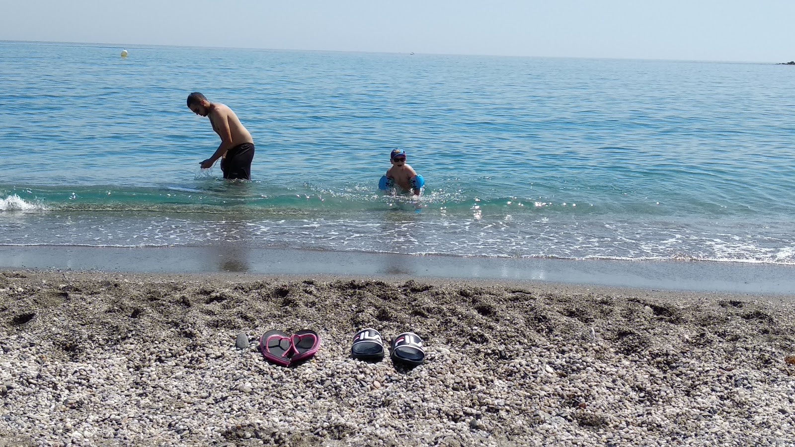 Photo de Playa de San Nicolas avec plusieurs baies longues
