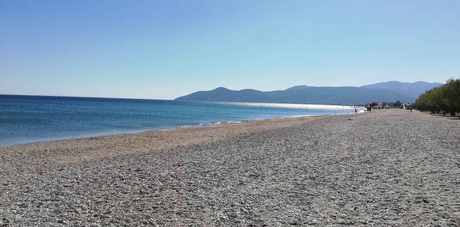 Foto de Paralia Pithagorio com água verde clara superfície