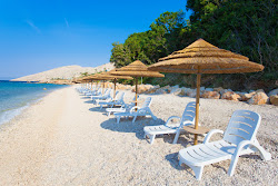 Skrila beach'in fotoğrafı dağlarla çevrili