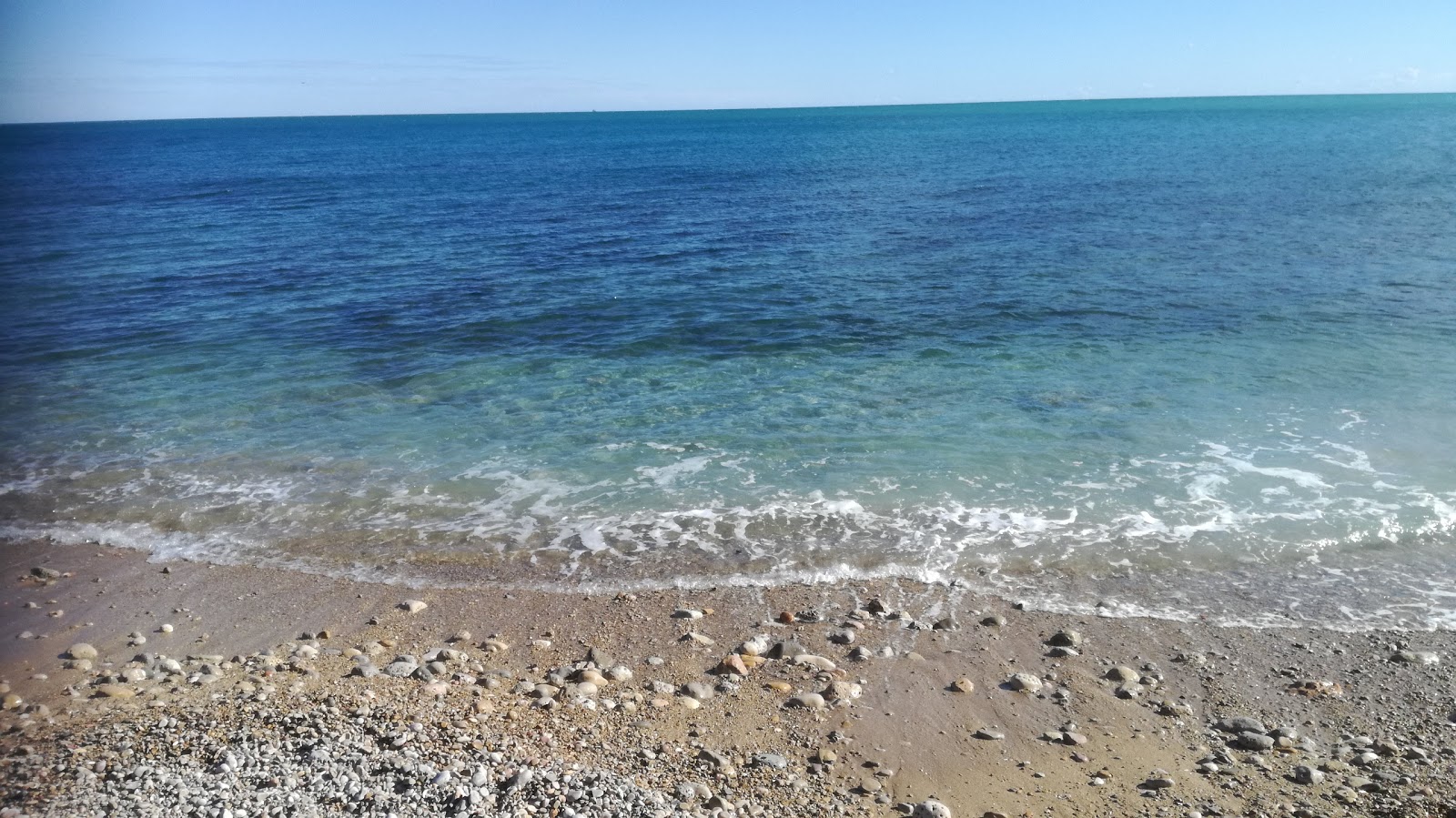 Foto von Canina D'Aiguaoliva mit blaues wasser Oberfläche