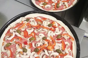 Pizza z dowozem image