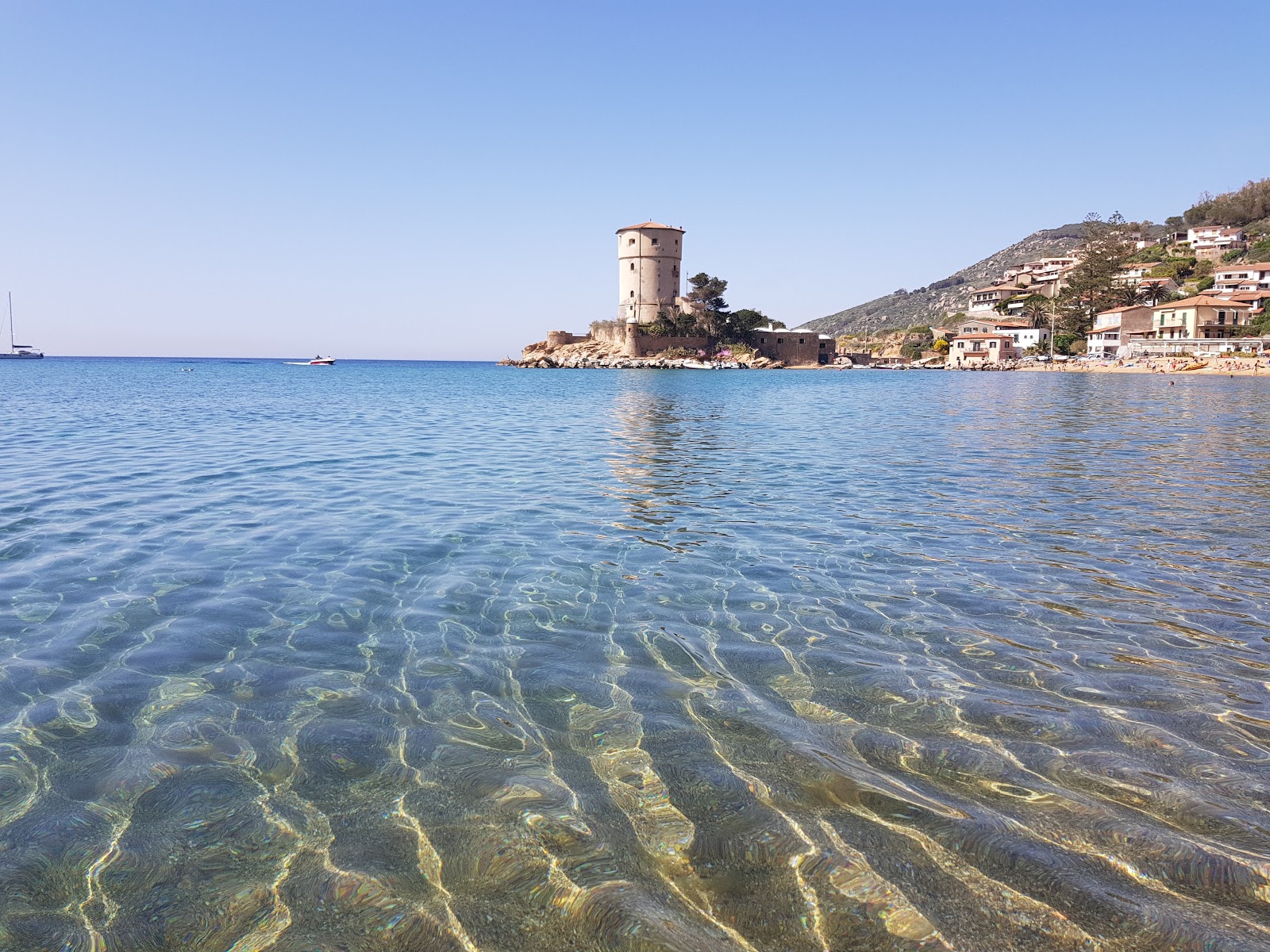 Φωτογραφία του Campese beach με επίπεδο καθαριότητας πολύ καθαρό