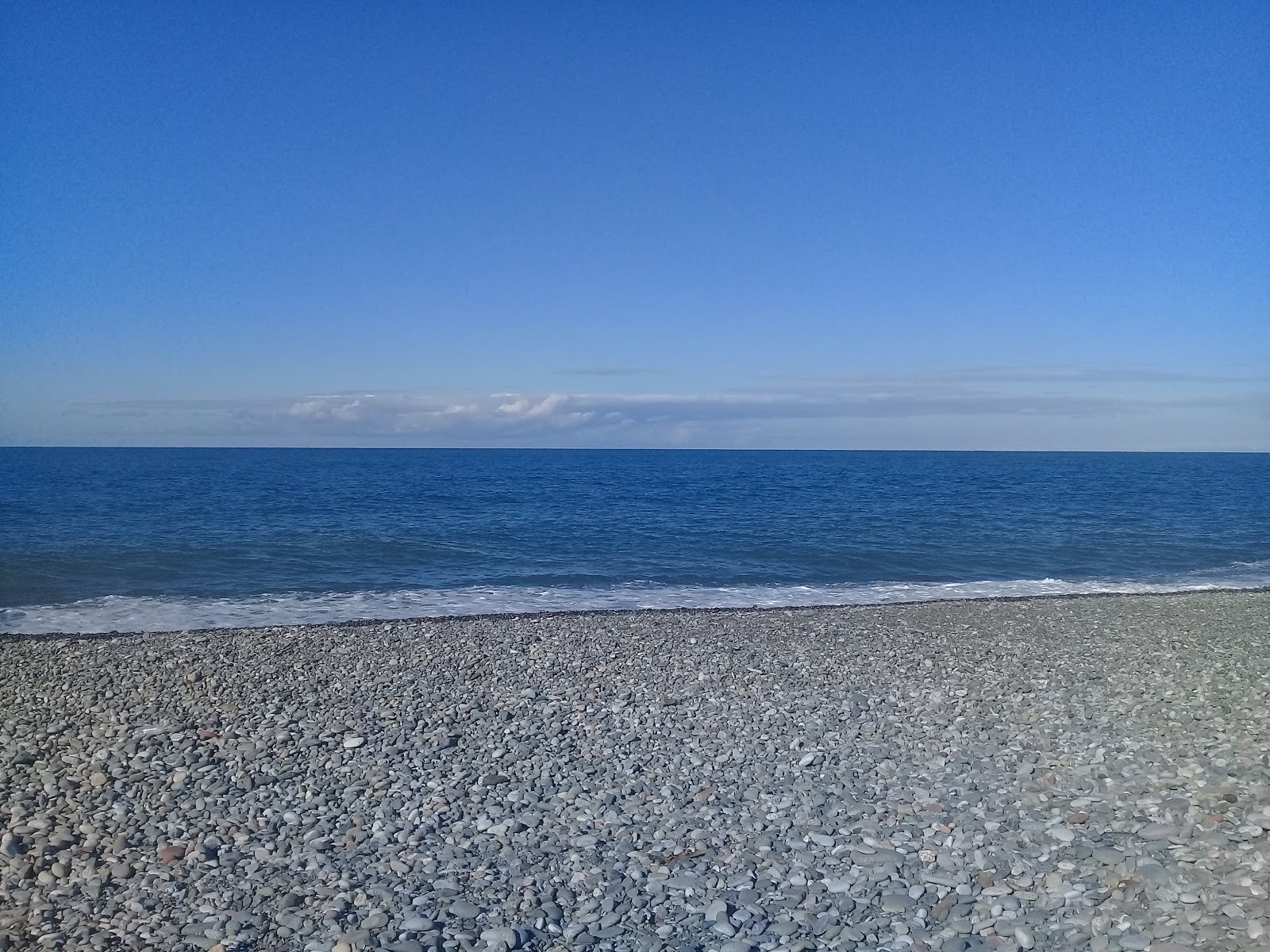 Foto de Chakvi beach com linha costeira longa e reta