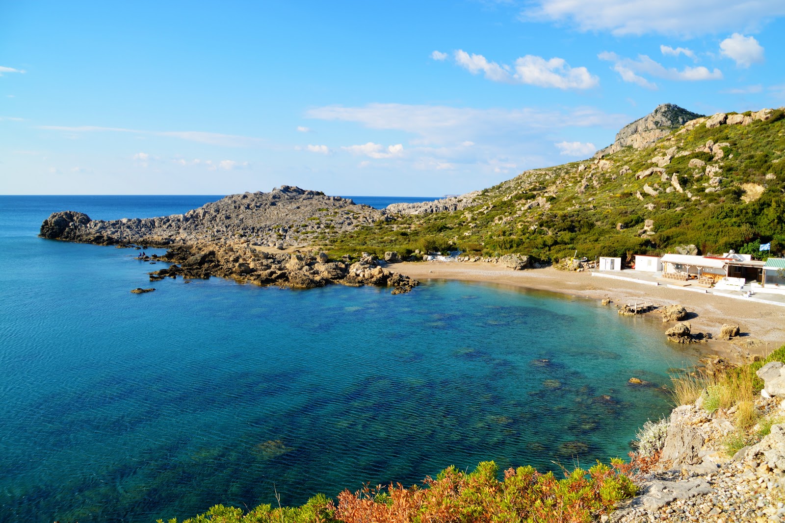 Foto di Spiaggia di Ladiko II con una superficie del sabbia beige e rocce