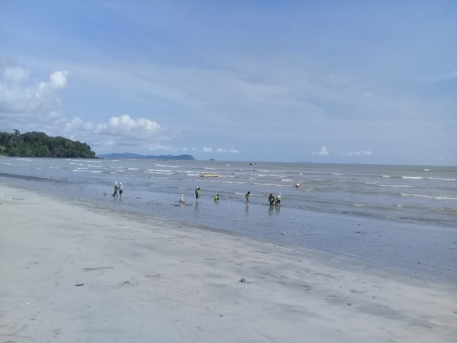 Φωτογραφία του Sri Beach με επίπεδο καθαριότητας εν μέρει καθαρό