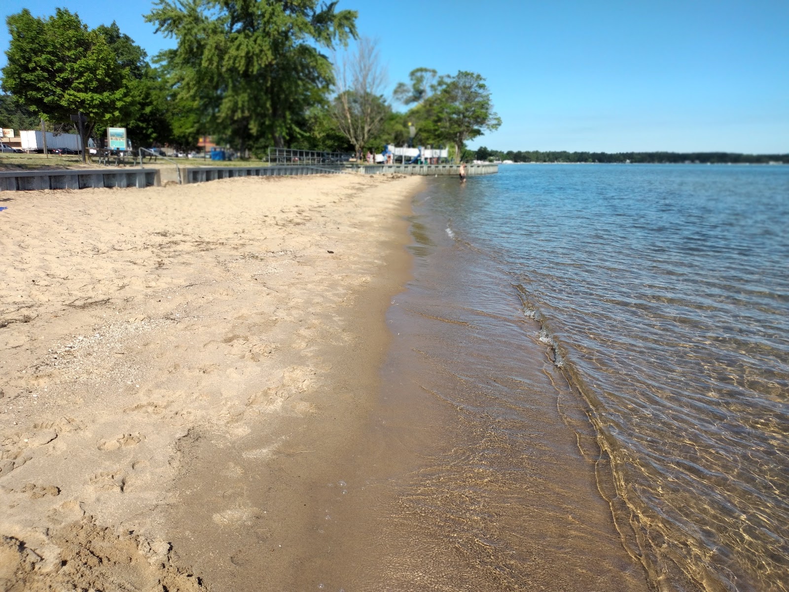 Φωτογραφία του Traverse City State Park Beach με φωτεινή άμμος επιφάνεια