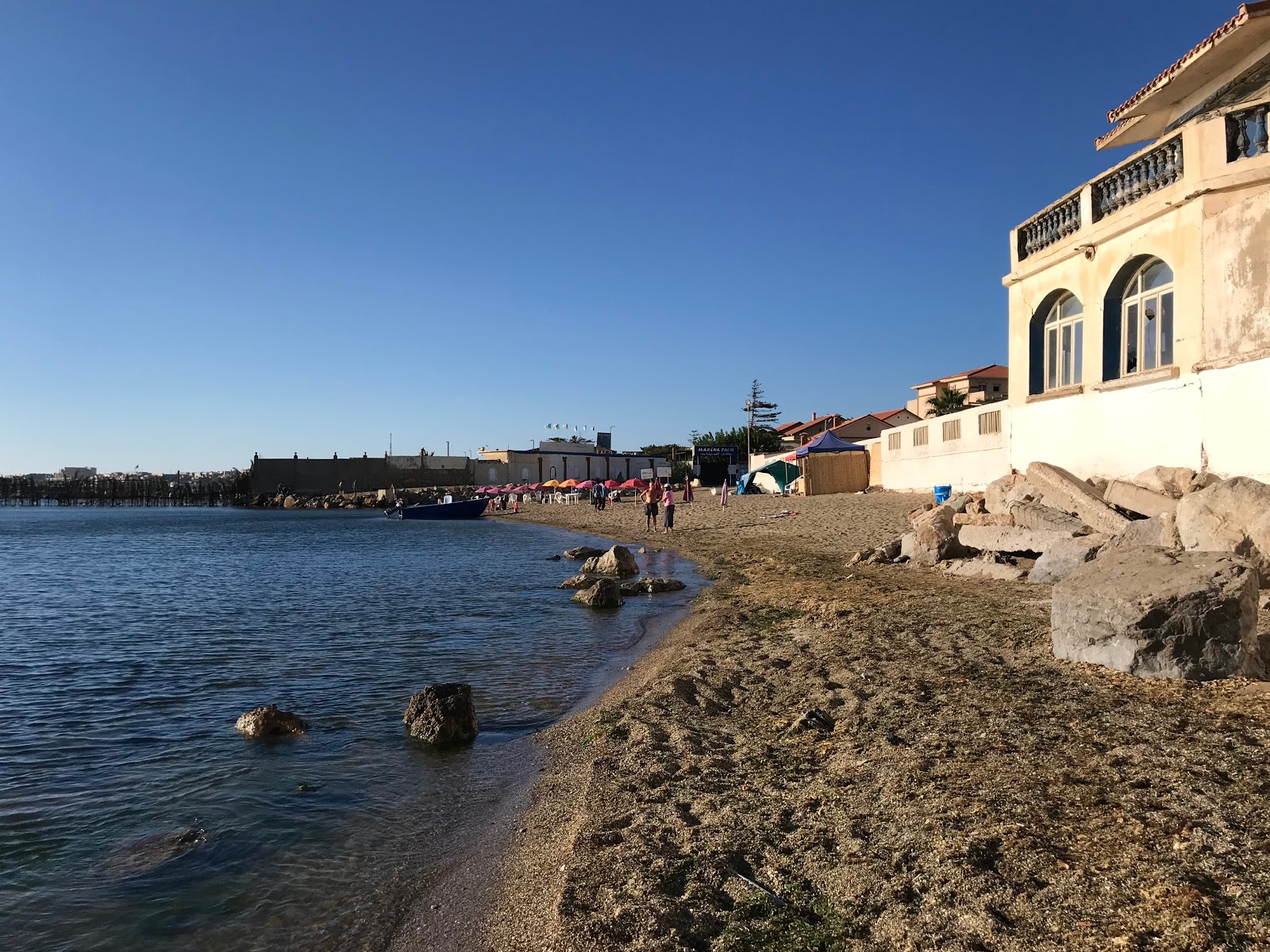 La Cigogne beach的照片 带有小米色卵石表面