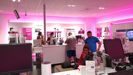 Cell Phone Store «T-Mobile», reviews and photos, 280 Alhambra Cir, Coral Gables, FL 33134, USA