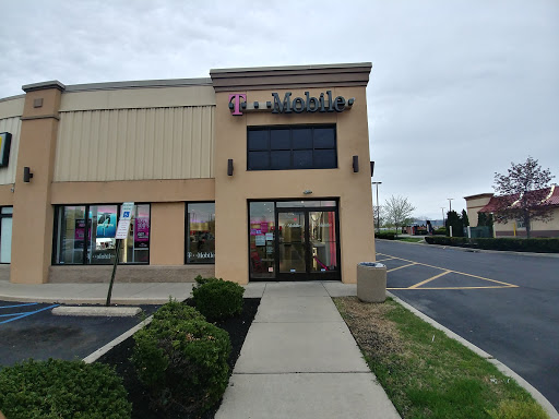 T-Mobile, 7620 Lindbergh Blvd, Philadelphia, PA 19153, USA, 