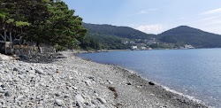 Foto von Hakdong Black Pearl Beach von Klippen umgeben