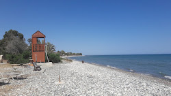Φωτογραφία του Meneou beach και η εγκατάσταση