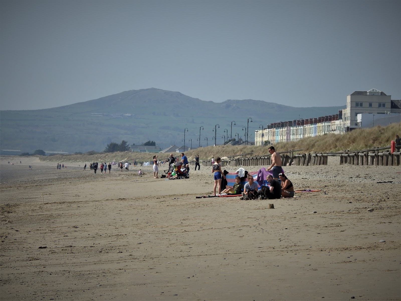 Foto von Pwllheli Strand (Traeth Marian) und die siedlung
