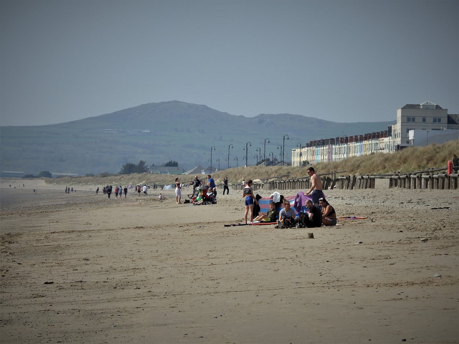 Foto van Pwllheli Strand (Traeth Marian) ondersteund door kliffen