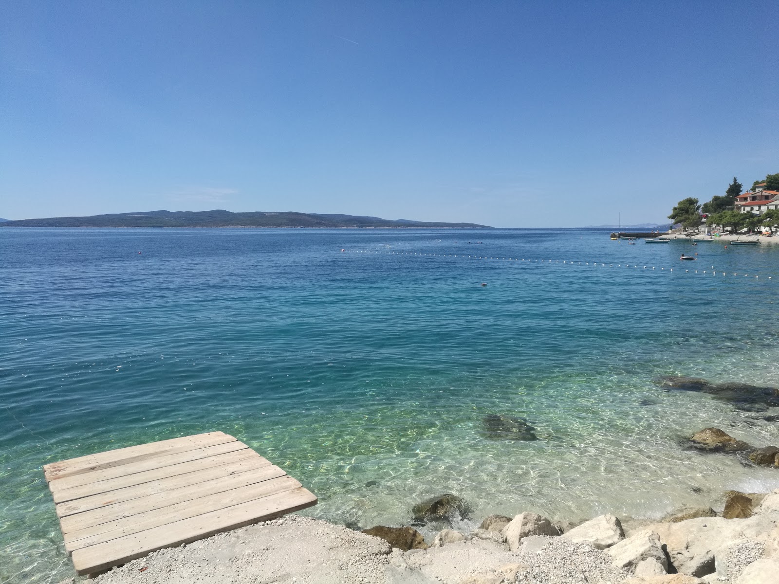 Photo de Zal beach protégé par des falaises