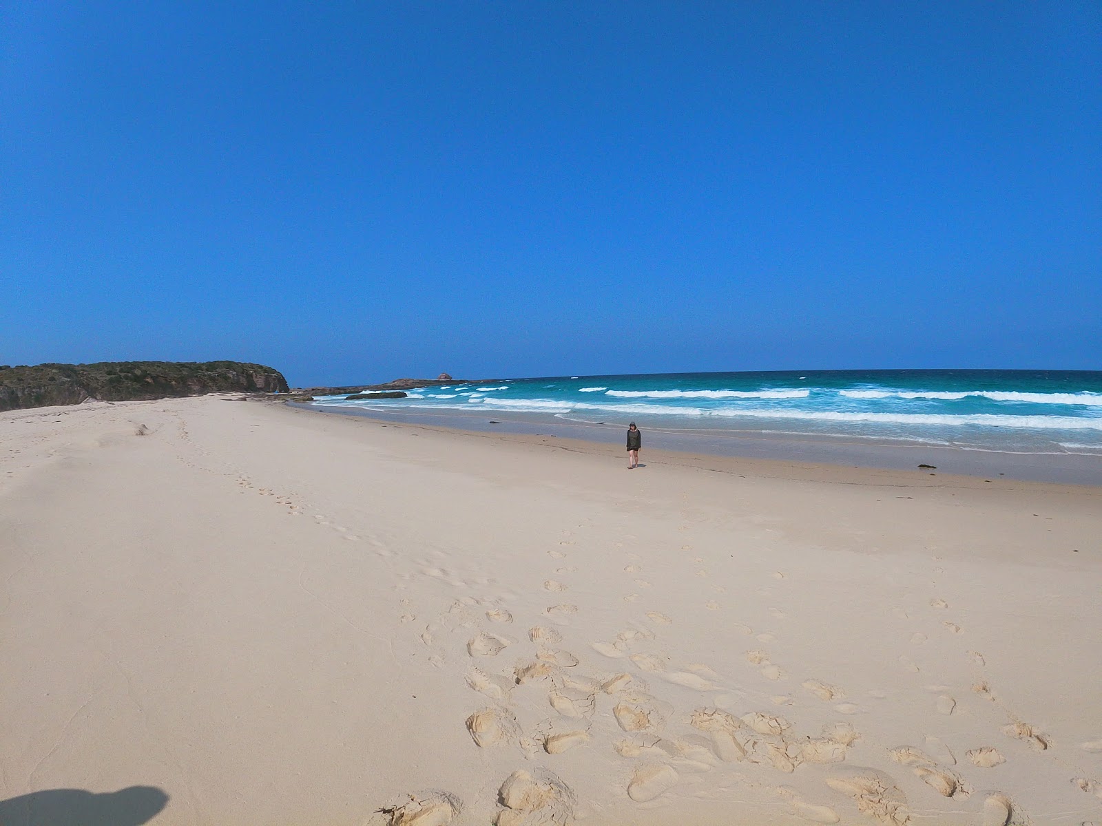 Fotografija Haycock Beach z svetel pesek površino