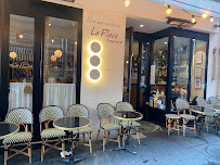 Atmosphère du Restaurant français La place Longchamp à Paris - n°2