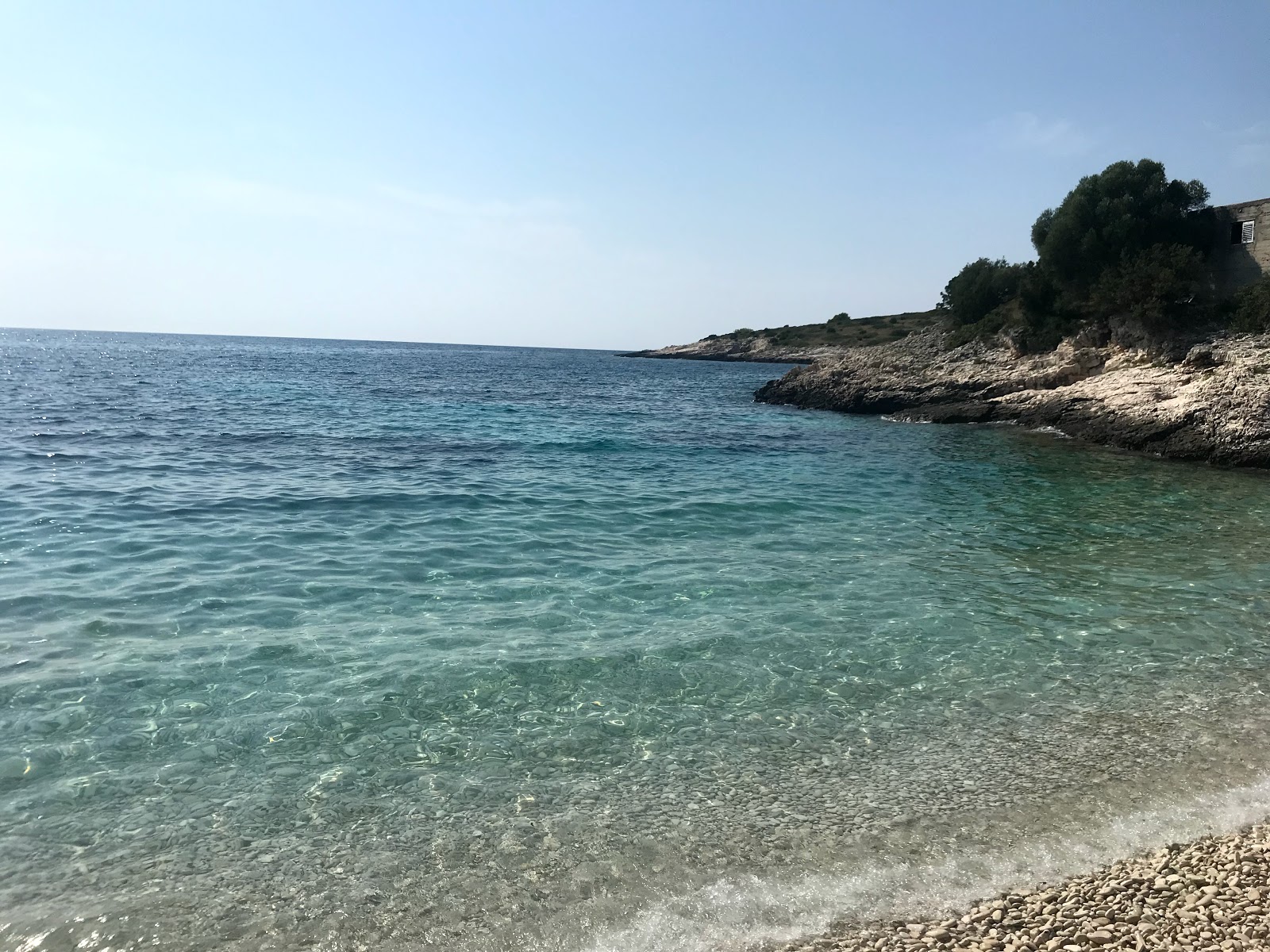 Foto av Dugi beach med turkos rent vatten yta