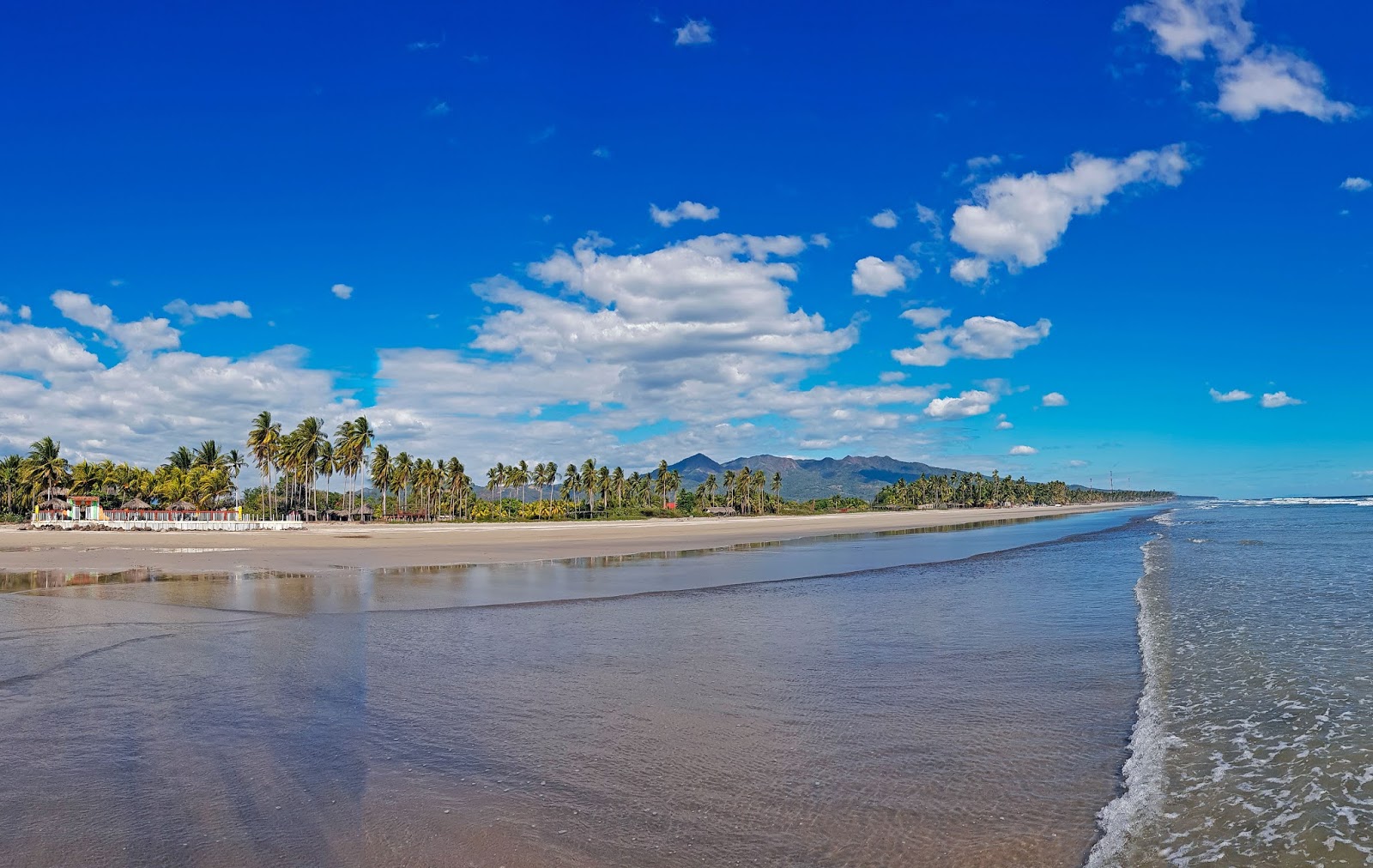 Photo of El Espino beach with gray sand surface