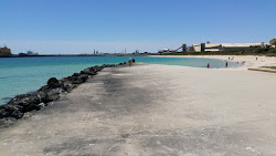 Zdjęcie Kwinana Beach z powierzchnią turkusowa czysta woda