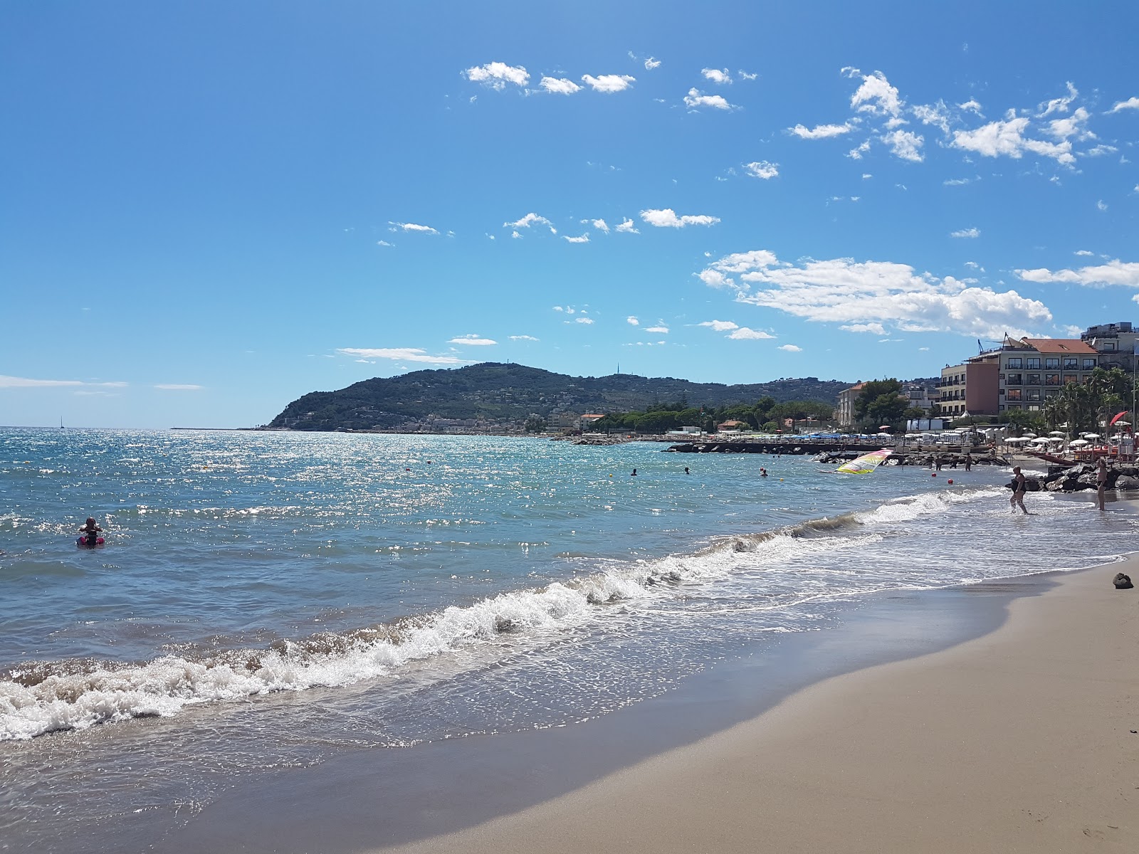 Fotografie cu Diano Marina beach cu o suprafață de nisip gri