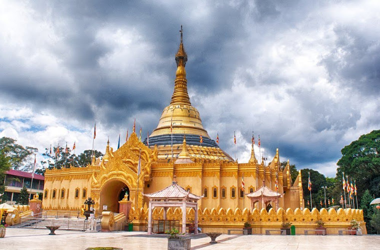 Replika Pagoda Shwedagon