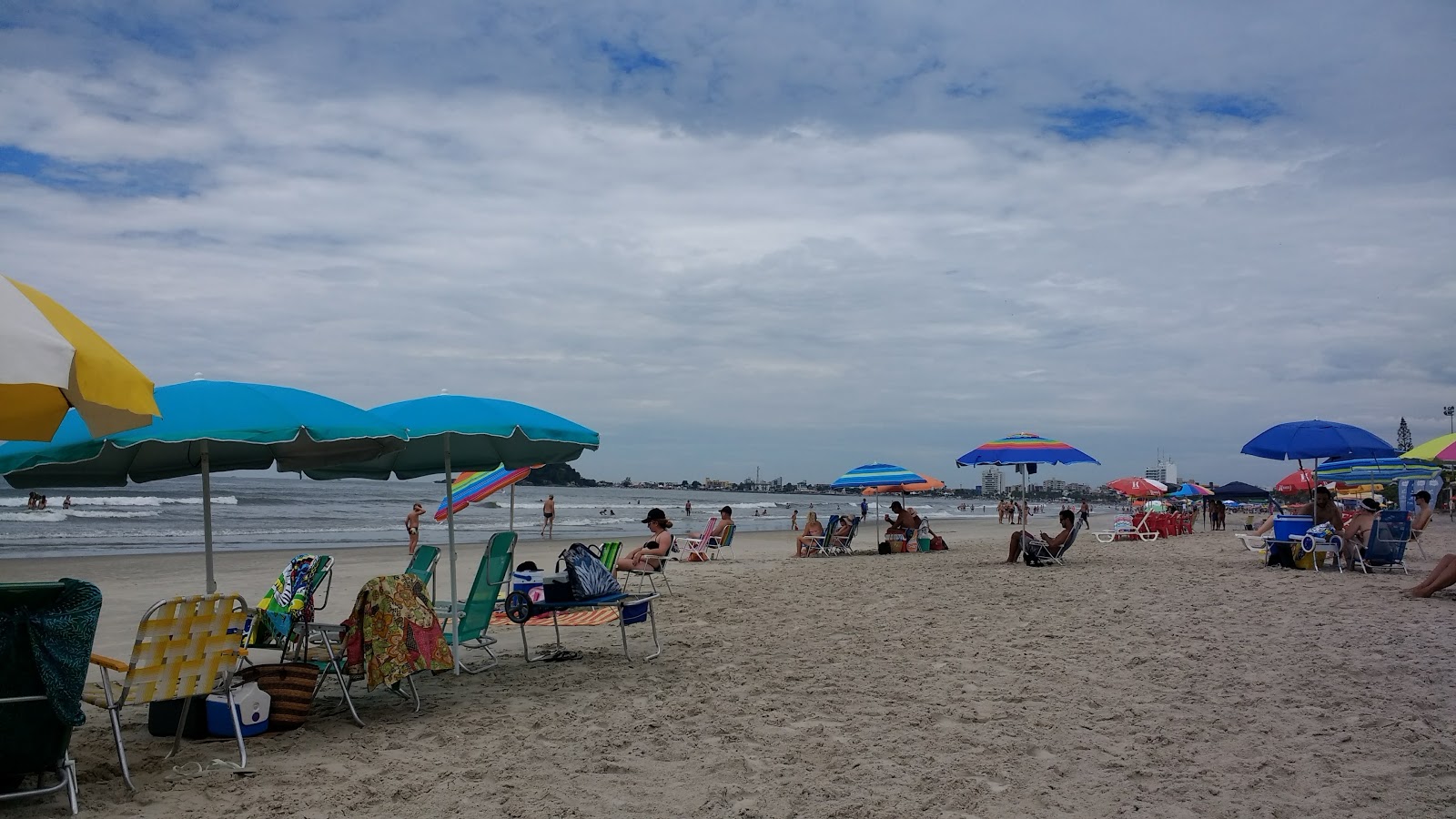 Foto de Playa Das Pedras con arena fina beige superficie