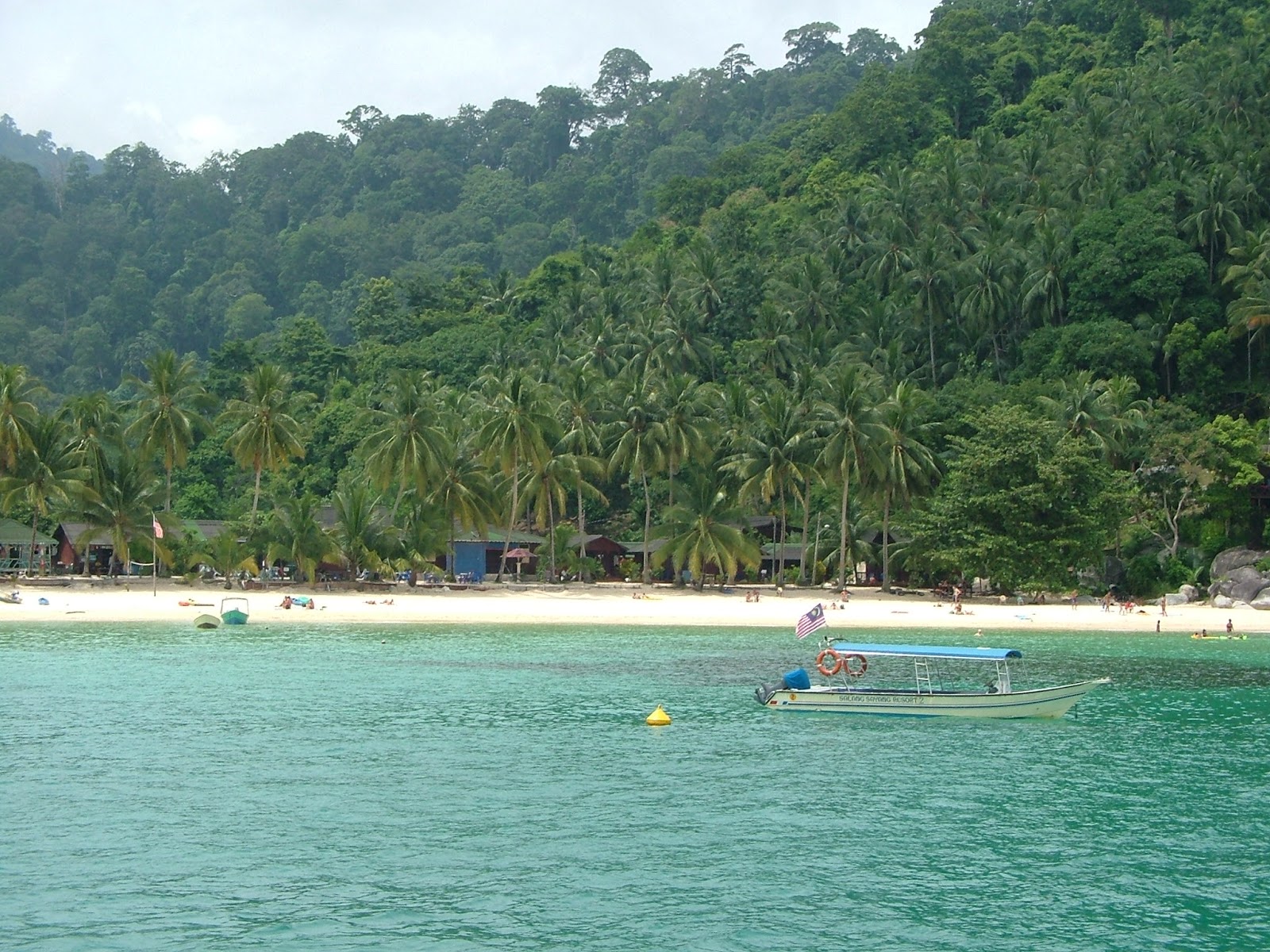 Kampung Tekek Beach的照片 带有碧绿色纯水表面