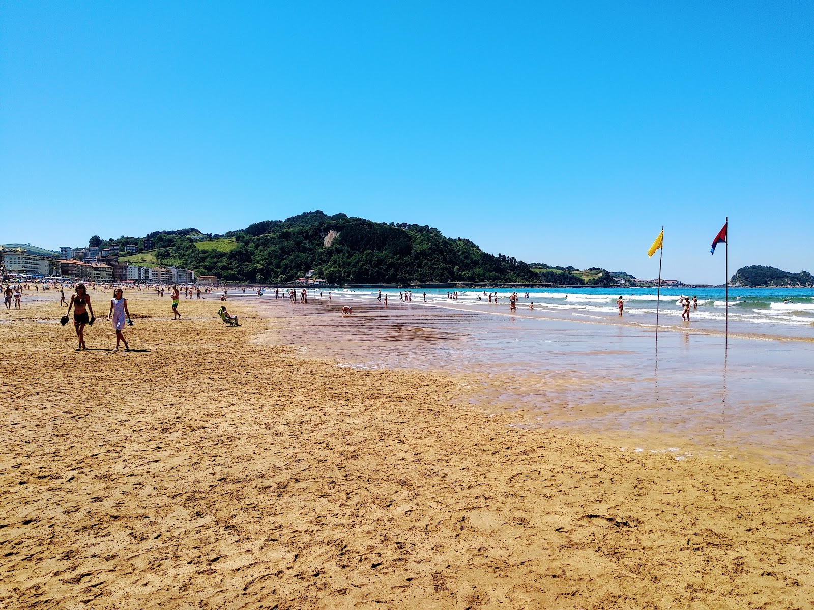 Zdjęcie Plaża Zarautz z powierzchnią drobny brązowy piasek