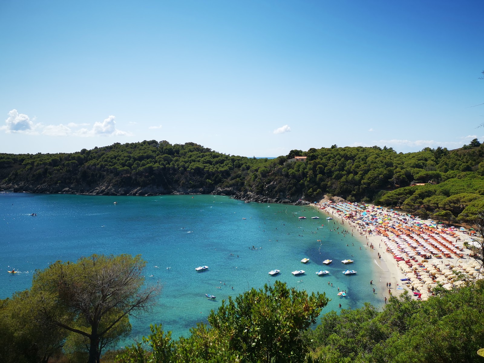 Foto von Fetovaia Strand mit heller sand Oberfläche