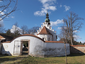 Hřbitovní kostelík Nejsvětější Trojice v Předklášteří
