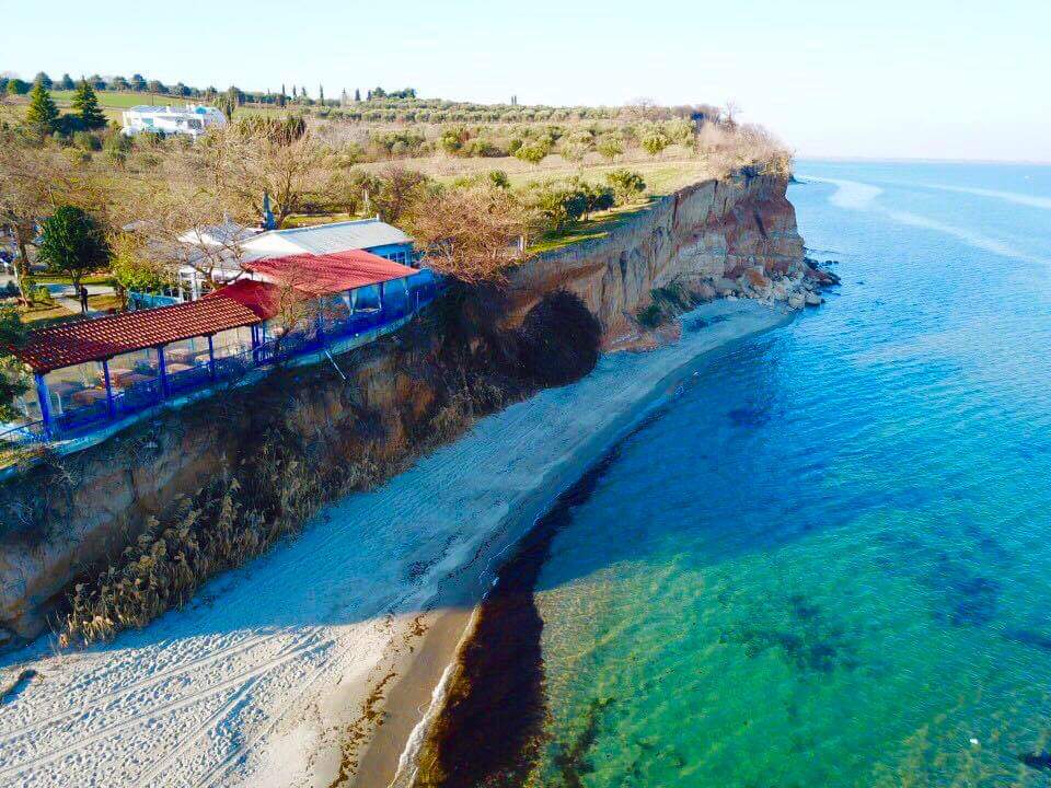 Foto von Agiannis beach II umgeben von Bergen