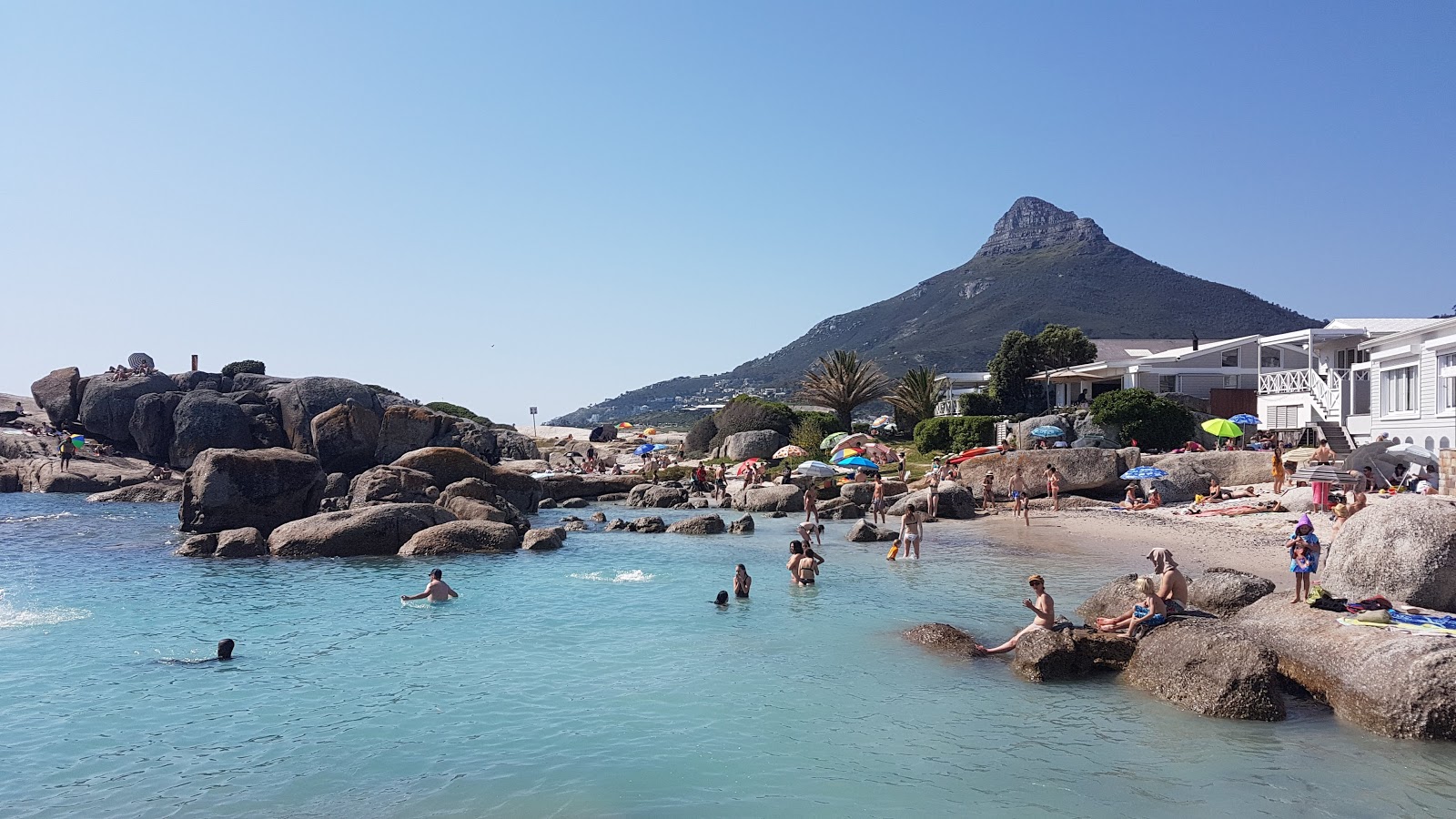 Foto van Bakoven Beach met een rechte kustlijn