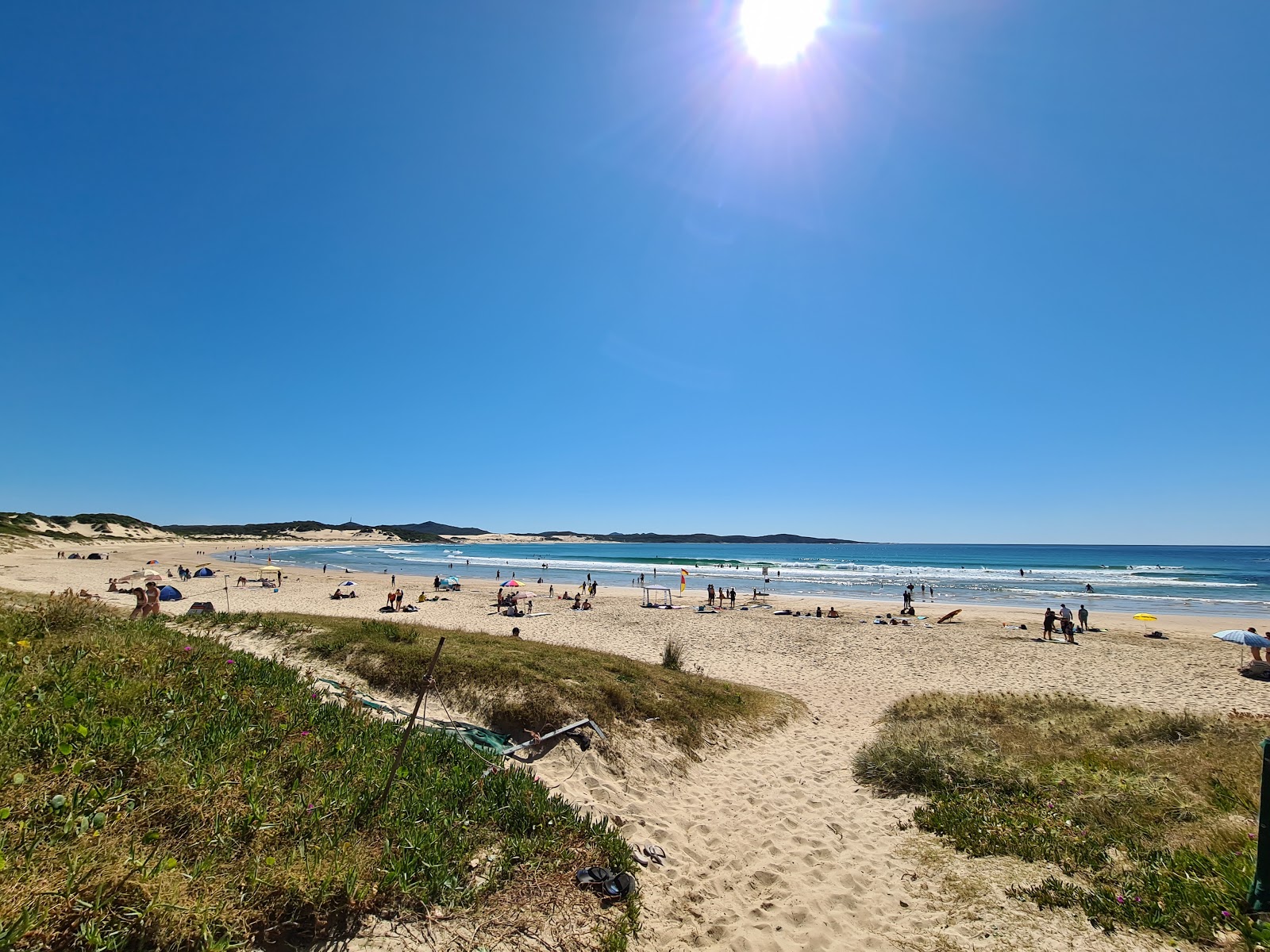 Foto van One Mile Beach met helder zand oppervlakte