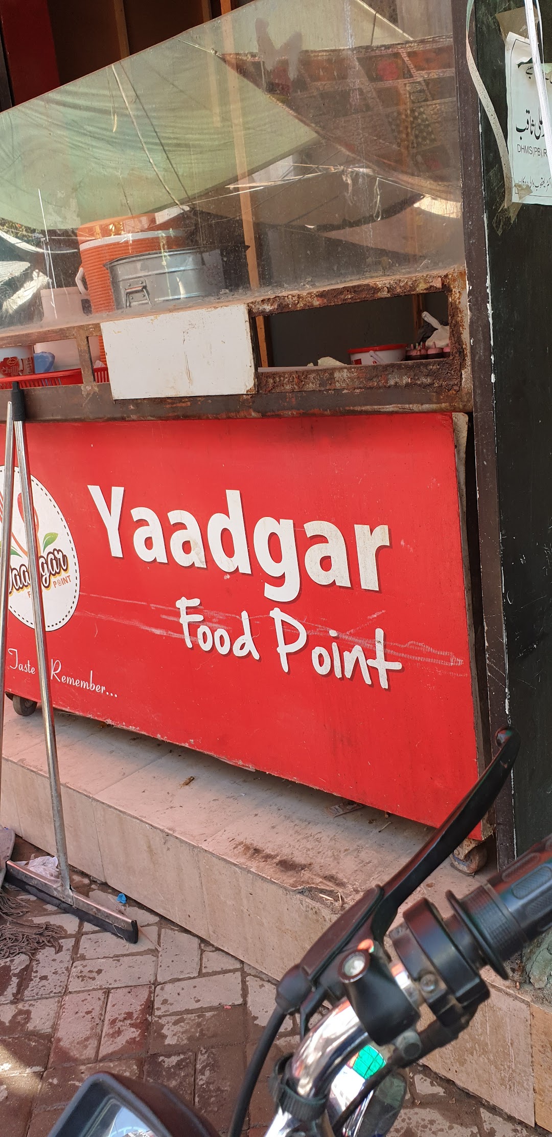 Yaadgar food point