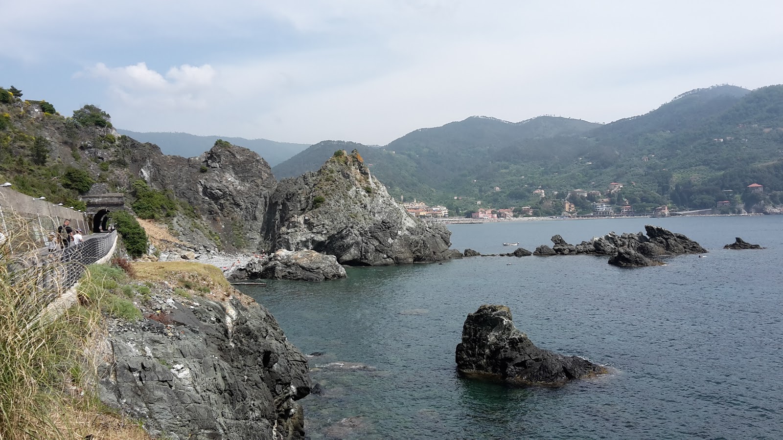 Foto de Spiaggia Bonassola rodeado de montañas