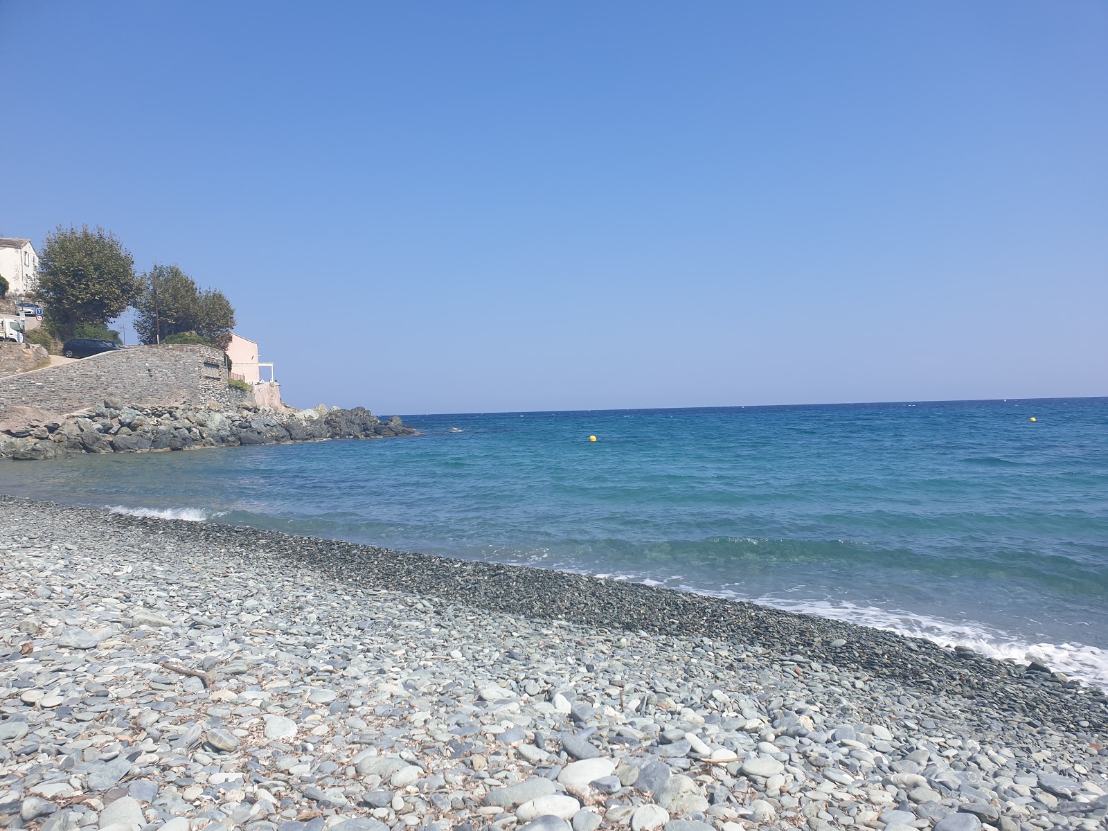 Zdjęcie Lavasina beach poparte klifami