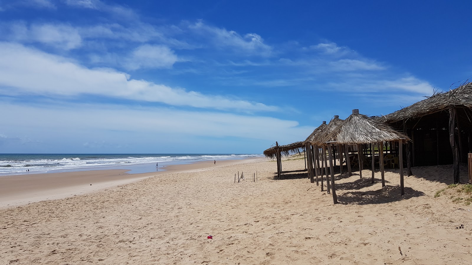 Foto de Praia Costa Azul com areia fina e brilhante superfície