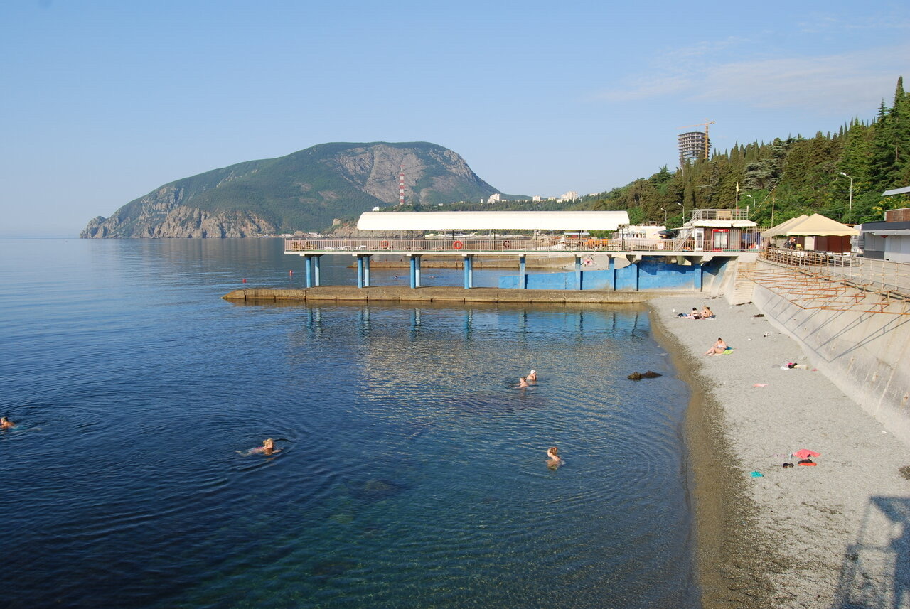 Karasan beach'in fotoğrafı uçurumlarla desteklenmiş